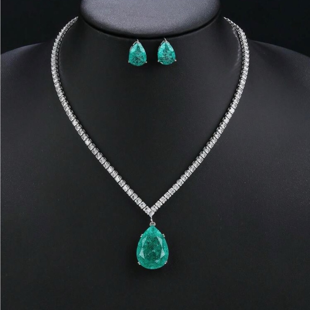 Gorgeous Sterling Silver and Green Pendant Jewelry Set
